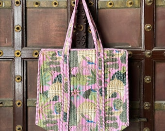 Indische Einkaufstasche mit gesteppter Baumwolle mit Blumenblockdruck, handgefertigte Einkaufstasche, Strandtasche