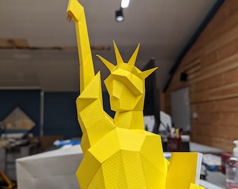 Low-Poly Statue of Liberty Papercraft Template – Iconic Desk Decor (PDF, SVG, DXF)