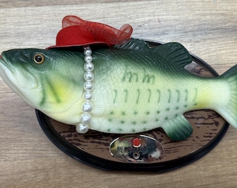 Tackydermy — Pez Billy Bass reciclado — Sombrero rojo y perlas — Decoración de pared original hecha a mano — Regalo único y divertido para pescadores – Decoración de cabaña