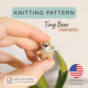 Puede incluir: Un oso miniatura tejido de color beige con una bufanda verde claro, que mide 2,2 cm. El texto dice KNITTING PATTERN Tiny Bear 1 inch / 2.2 cm, PDF PATTERN INSTANT DOWNLOAD y ENGLISH VERSION con un icono de la bandera de EE. UU.