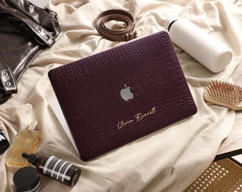 Personalisierte MacBook-Hülle aus lila Krokodilleder, maßgefertigte MacBook-Hülle für MacBook Pro 14 und 16 Zoll, M3, M4, M5, Air 13 und 15 Zoll, Neo und A18