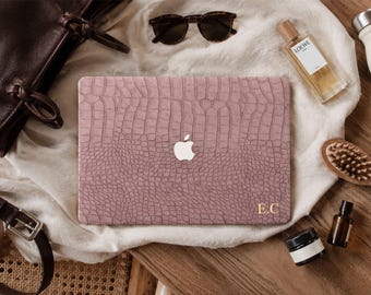 Benutzerdefinierte Lavendel Krokodil Leder MacBook Hülle, Gold Lettering Macbook Cover für MacBook Pro 14 16, M3 Air 13 15 Neo A18 Laptop Shell