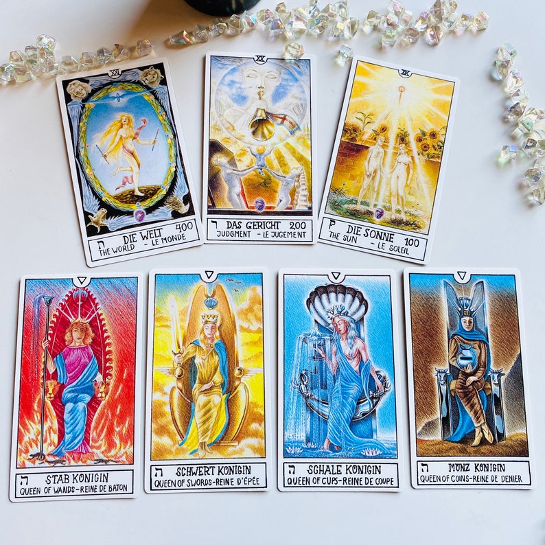 Peut inclure: Cartes de tarot avec des illustrations color&eacute;es et du texte allemand. Les cartes repr&eacute;sentent une vari&eacute;t&eacute; de personnages et de symboles, notamment une reine tenant un b&acirc;ton, une reine tenant une &eacute;p&eacute;e, une reine tenant une coupe et une reine tenant une pi&egrave;ce.