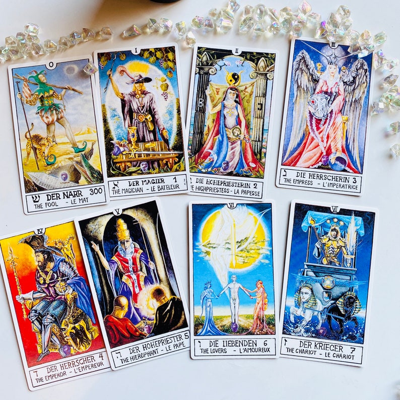 Peut inclure: Un jeu de dix cartes de tarot avec des illustrations color&eacute;es et du texte allemand. Les cartes sont num&eacute;rot&eacute;es de 0 &agrave; 7 et pr&eacute;sentent des images d'un bouffon, d'un magicien, d'une grande pr&ecirc;tresse, d'une imp&eacute;ratrice, d'un empereur, d'un hi&eacute;rophante, d'amoureux et d'un char.