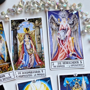Peut inclure: Cartes de tarot avec des illustrations color&eacute;es et du texte en allemand et en anglais. Les cartes repr&eacute;sentent la Grande Pr&ecirc;tresse, l'Imp&eacute;ratrice et le Magicien. Les cartes font partie d'un jeu de tarot.