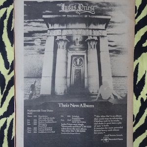 Könnte beinhalten: Ein Schwarzweiß-Zeitungsartikel mit einem Foto der Band Judas Priest. Die Überschrift lautet "Their New Album" und der Albumtitel ist "Sin After Sin". Der Artikel enthält eine Liste von Tourdaten und ein Zitat über das Album.