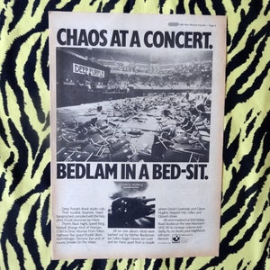 Könnte beinhalten: Ein Schwarzweißfoto einer Konzertstätte mit auf dem Boden verstreuten Stühlen. Der Text "Chaos at a Concert" und "Bedlam in a Bed-Sit" ist über und unter dem Foto gedruckt. Die Band "Deep Purple" wird im Text erwähnt.