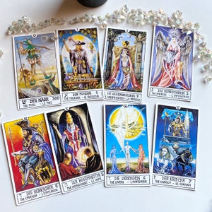 Peut inclure: Un jeu de 10 cartes de tarot avec des illustrations color&eacute;es et du texte allemand. Les cartes sont dispos&eacute;es en rang&eacute;e, la premi&egrave;re carte montrant une figure de bouffon et la derni&egrave;re carte montrant un char.