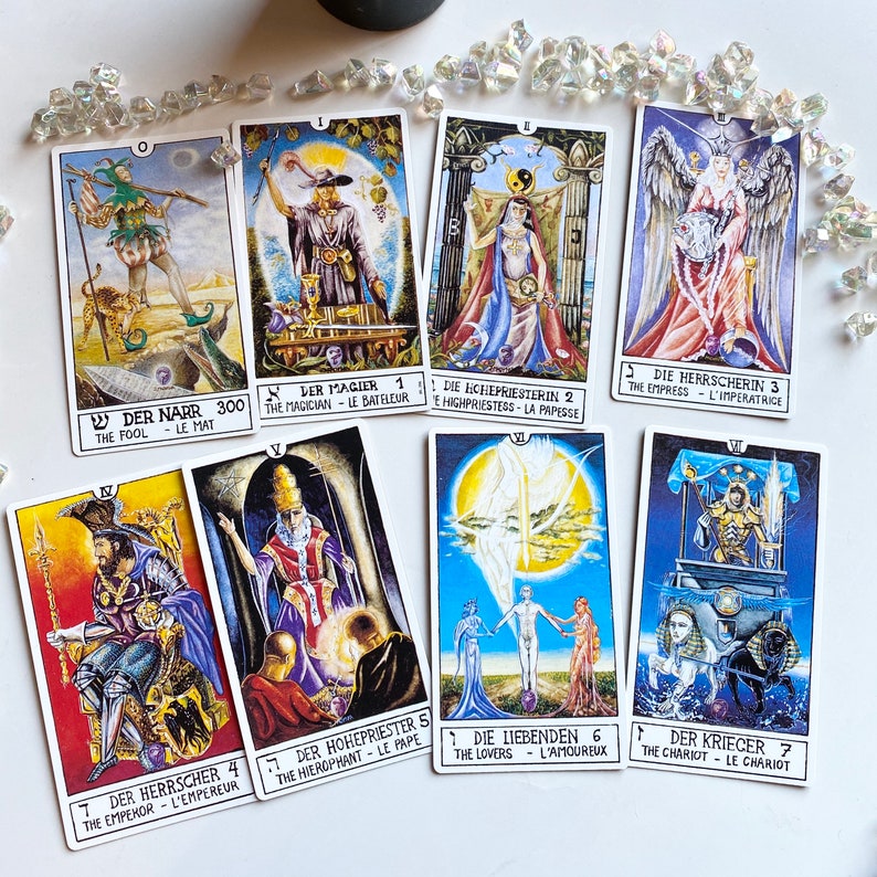 Peut inclure: Un jeu de 10 cartes de tarot avec des illustrations color&eacute;es et du texte allemand. Les cartes sont dispos&eacute;es en rang&eacute;e, la premi&egrave;re carte montrant une figure de bouffon et la derni&egrave;re carte montrant un char.