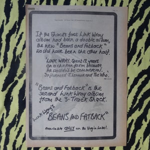 以下が含まれることがあります： リンク・レイのアルバム「ビーンズ・アンド・ファットバック」についての白黒の新聞記事。本文は、「もしシャックの最初のリンク・レイのアルバムがダブルアルバムだったら、新しい「ビーンズ・アンド・ファットバック」は残りの半分だっただろう。'リンク・レイ。彼は商業的になりたくなかったので、12年間鶏肉農場で過ごした。T.レノンとフーの影響を受けた。「ビーンズ・アンド・ファットバック」は、3トラック・シャックからのリンク・レイの2枚目のアルバムだ。リンク・レイの「ビーンズ・アンド・ファットバック」は、ヴァージン・レーベルでのみ入手可能。'」と書いてある。