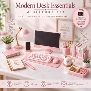 Op de afbeelding: Een 1:12 miniatuur bureau-set met een roze computermonitor, toetsenbord, muis, bureaulamp, smartphone, notitieboek, pen, mok, boeken en kantoorbenodigdheden. De set bevat de tekst Modern Desk Essentials en Good Ideas Brighter Days.