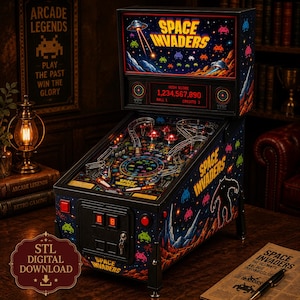 Op de afbeelding: Een Space Invaders flipperkast met een donkerblauwe behuizing, kleurrijke alien-graphics, een verlicht backbox-display met een topscore van 1.234.567.890 en een gedetailleerd speelveld met hellingen en bumpers.