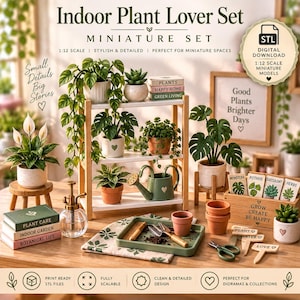 Puede incluir: Un set de plantas de interior en miniatura a escala 1:12 que incluye una estantería de madera de tres niveles, varias plantas en maceta, una regadera verde, herramientas de jardín en una bandeja, un pulverizador, libros y una caja de madera.