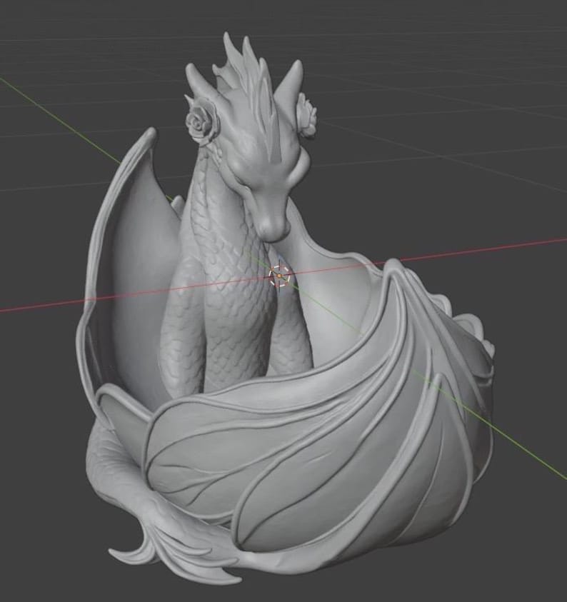 Pu&ograve; includere: Una scultura 3D di un drago, con un design dettagliato. Il drago &egrave; seduto all'interno di una struttura stilizzata a forma di foglia, con le ali spiegate. La testa del drago &egrave; adornata da dettagli a forma di rosa. La scultura &egrave; resa in un colore grigio neutro.