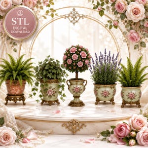 Op de afbeelding: Een set van vijf decoratieve plantenbakken met sierlijke goudkleurige voetjes en bloemmotieven. De set bevat twee varens, een klimop, een rozenboompje en een lavendelplant, gepresenteerd op een marmerachtig oppervlak met rozenaccenten.