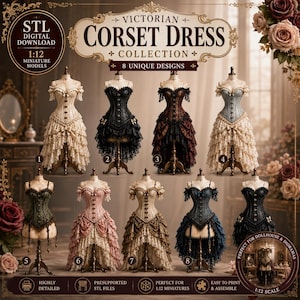Könnte beinhalten: Eine Sammlung von acht viktorianischen Korsettkleid-Miniaturmodellen im Maßstab 1:12 auf Ständern. Der digitale Download umfasst verschiedene Farben wie Creme, Schwarz, Burgunderrot, Blau, Rosa und Grün, jeweils mit Spitzen.