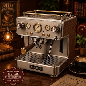 Könnte beinhalten: Eine Espressomaschine aus gebürstetem Metall mit Holzoptik-Seitenteilen und einem Siebträger mit Holzgriff. Die Frontplatte zeigt den Text CAFÉ LUXE, ein zentrales Manometer, zwei kleine Anzeigen, goldfarbene Knöpfe und eine Dampfdüse.