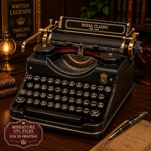Könnte beinhalten: Eine schwarz-goldene Royal Classic Schreibmaschine mit dem Schriftzug Royal Classic Est. 1923 auf dem Rahmen. Das Gerät verfügt über eine QWERTY-Tastatur mit runden Tasten, einen Wagen und eine Farbbandspule. Ein kleines RC-Emblem ist sichtbar.