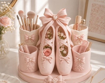 Può includere: Un organizer da toeletta a forma di scarpette da ballo rosa con un vassoio abbinato. L'organizer presenta più scomparti per pennelli per il trucco, profumo e altri prodotti di bellezza. Le scarpe sono decorate con fiocchi e riempite di fiori.