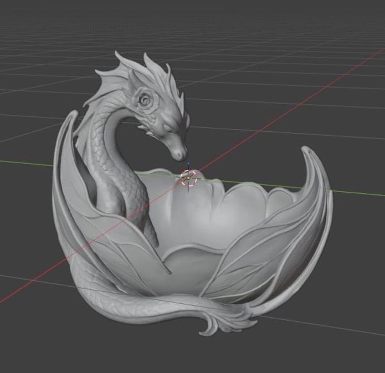 Pu&ograve; includere: Una scultura di drago grigia, renderizzata in 3D. Il drago &egrave; arricciato all'interno di una ciotola a forma di foglia, con la testa e il collo elegantemente arcuati. Le ali sono spiegate e i dettagli sono intricati.