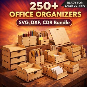 Op de afbeelding: Een verzameling houten bureau-organizers, waaronder lades, penhouders en trays. De afbeelding toont verschillende lasergesneden ontwerpen, met de tekst "250+ OFFICE ORGANIZERS SVG, DXF, CDR Bundle" en "READY FOR LASER CUTTING". De organizers worden getoond op een houten oppervlak.