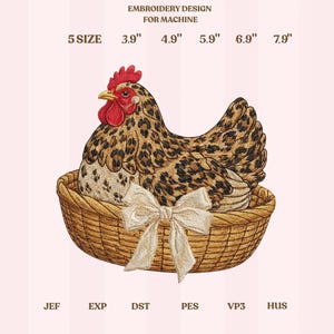 Puede incluir: Un diseño de bordado para máquina con una gallina con estampado de leopardo, sentada en una cesta tejida con un lazo. El diseño está disponible en 5 tamaños, de 9,9 cm a 20,1 cm de ancho. El texto "EMBROIDERY DESIGN FOR MACHINE" está en la parte superior.