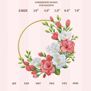 Puede incluir: Un diseño de bordado para máquina, con una corona floral con flores rojas y blancas, hojas verdes y un anillo dorado. Los tamaños del diseño varían de 9,9 cm a 20,1 cm. El texto "EMBROIDERY DESIGN FOR MACHINE" está en la parte superior.