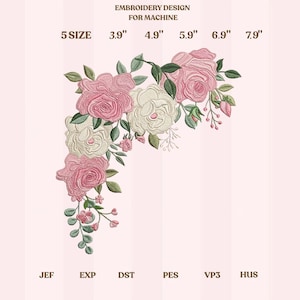 Puede incluir: Un diseño de bordado para máquina, con un arreglo floral de rosas rosas y crema con hojas verdes. El diseño está disponible en 5 tamaños, que van desde 9,9 cm hasta 20,1 cm e incluye los formatos de archivo JEF, EXP, DST, PES, VP3 y HUS.