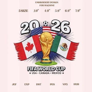 Peut inclure: Un motif de broderie pour machine avec le texte "2026", un ballon de football, le trophée de la Coupe du Monde de la FIFA et les drapeaux du Canada, des États-Unis et du Mexique. Le motif comprend le texte "FIFA WORLD CUP USA CANADA MEXICO" et des tailles de 9.9 cm à 20.1 cm.