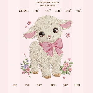 Könnte beinhalten: Ein Stickdesign für die Maschine, das ein niedliches Lamm mit einer rosa Schleife und Blumen zeigt. Das Design ist in 5 Größen erhältlich, von 9,9 cm bis 20,1 cm Breite. Das Lamm hat einen flauschigen weißen Körper, rosa Ohren und große braune Augen.