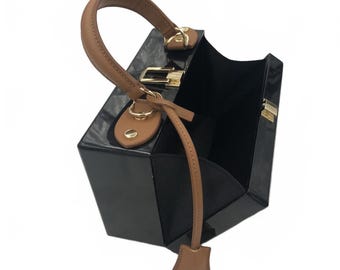 Bolso tipo caja de acrílico negro Sea Lily con correa dorada desmontable