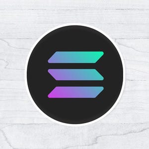 Könnte beinhalten: Ein runder Aufkleber mit schwarzem Hintergrund und einem Design aus drei horizontalen Rechtecken. Die Rechtecke haben einen Farbverlauf, der von Türkis nach Lila verläuft. Der Aufkleber befindet sich auf einem weißen Holzmaserungshintergrund.