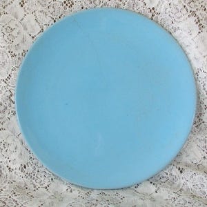 Puede incluir: Un plato de cerámica azul claro liso.