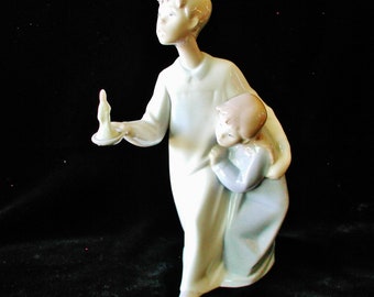 LLADRO - リヤドロ キャンドルを持つ少女 フルヘンシオ・ガルシア LLADRO Girl with Candle  Fulgencio Garcia フィギュリン 1974年 Amazon.com: LLADRO GIRL WITH CANDLE : Collectibles & Fine Art