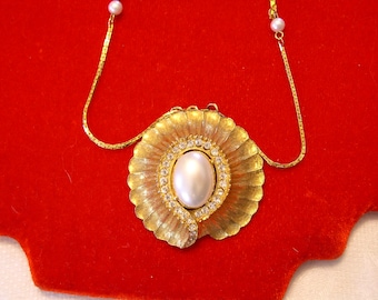 Necklace Rhinestone and Pearl One-of-a-Kind Pendant Necklace in Gold Tone......Vintage Necklace (2)