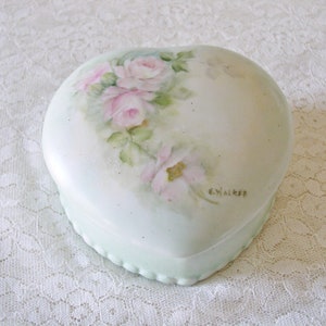 Handbemalte herzförmige Porzellanpulverbox ..... Vintage China Powder Heart Box mit rosa Rosen