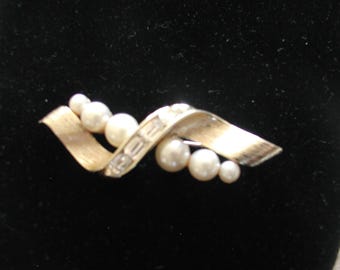 Brosch Lisner Smyckesbrosch....Vintage Lisner Guldtonsbrosch med Pärlor och Strassstenar..