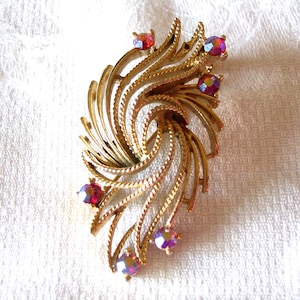 Lisner Jewelry Brooch....Vintage Lisner Goldtone Brooch with Red AB Rhinestones....Gold Tone Lisner Brooch