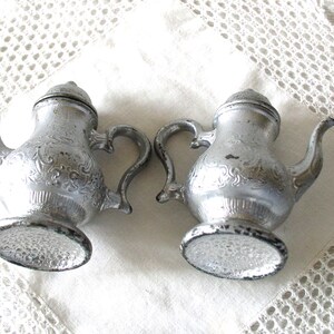 Besetzt Japan Salz und Pfefferstreuer Metall ....Metall Salz und Pfefferstreuer Vintage