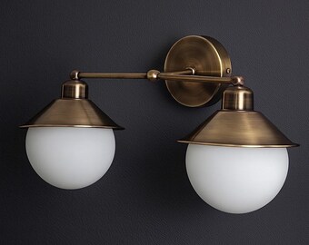 Applique murale moderne Mid-Century en laiton, double globe, luminaire en verre opale