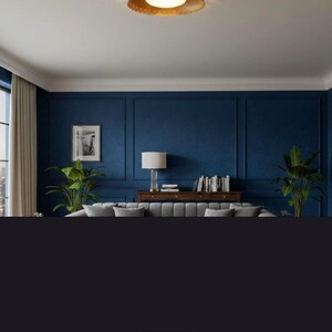 K&ouml;nnte beinhalten: Ein modernes Interieur mit einer goldfarbenen Deckenleuchte mit kreisf&ouml;rmigem Design. Der Raum hat marineblaue W&auml;nde, ein graues Sofa und dekorative Pflanzen. Das Bild zeigt auch eine Tischlampe und ein gerahmtes Bild.