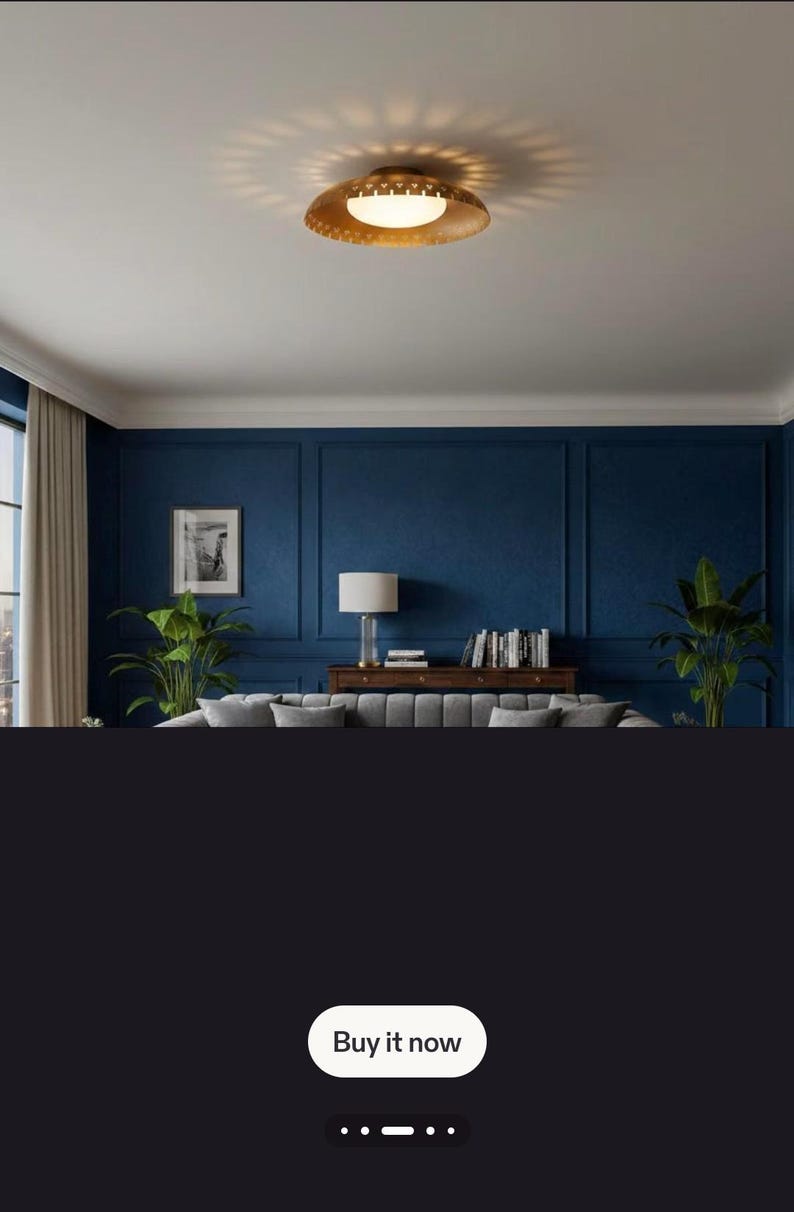K&ouml;nnte beinhalten: Ein modernes Interieur mit einer goldfarbenen Deckenleuchte mit kreisf&ouml;rmigem Design. Der Raum hat marineblaue W&auml;nde, ein graues Sofa und dekorative Pflanzen. Das Bild zeigt auch eine Tischlampe und ein gerahmtes Bild.