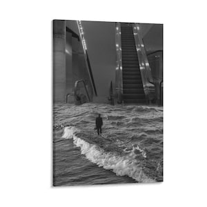 Peut inclure: Photographie en noir et blanc d'une personne debout dans l'eau, avec des escalators et des éléments architecturaux en arrière-plan. L'image a une qualité surréaliste, l'eau semblant submerger les parties inférieures du bâtiment.