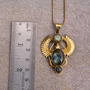 Halsband med skarabé i guld och labradorit, egyptisk talismanhalsband med skalbagge.