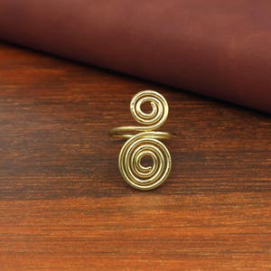 Zierlicher Messing Spiral Loop Ring - Doppelspiralen Spiralband - Swirl Boho Schmuck.