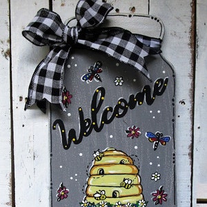 Hand Painted Bee Welcome Sign: Mason Jar Decor