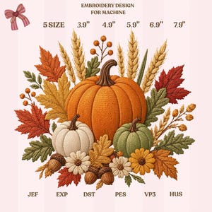 Op de afbeelding: Een borduurontwerp voor machines met een centrale oranje pompoen, een kleinere witte en een groene pompoen, omringd door herfstbladeren, korenaren, eikels en bloemen. Tekst: EMBROIDERY DESIGN FOR MACHINE, 5 SIZE, 3.9", 4.9", 5.9", 6.9", 7.9", JEF, EXP, DST, PES, VP3, HUS.