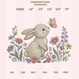 Puede incluir: Un diseño de bordado para máquina, con un conejito y una mariposa. El diseño incluye un conejito con mejillas rosadas, mirando una mariposa. El diseño está rodeado de flores. Tamaños de 9.9 cm a 20.1 cm.