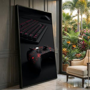 Könnte beinhalten: Gerahmtes Bild mit einem schwarzen Gaming-Controller mit roten Spritzern und einer schwarzen Tastatur mit rot hinterleuchteten Tasten. Der Controller befindet sich im Vordergrund, die Tastatur und eine Maus im Hintergrund. Das Bild ist vor dunklem Hintergrund.