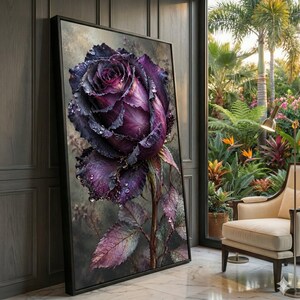 Gros plan d'une rose violet foncé sur toile, tableau floral avec gouttes de rosée, décoration botanique sur toile, impression florale pour la maison